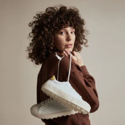 Baskets Femme ARAN - Confort Tout-Terrain - Blanc/Jaune - Randonnée Urbaine -Pataugas Soldes Boutique PE22 F Aran BlancJaune 1